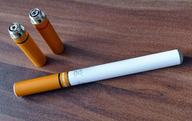 A side-by-side comparison of the Off Stamp X-Cube 25000 Kit showing the OLED puff display, adjustable airflow ring, and USB-C charging port. Alt text: off stamp rocket freeze flavor x-cube 25000 kit features overview